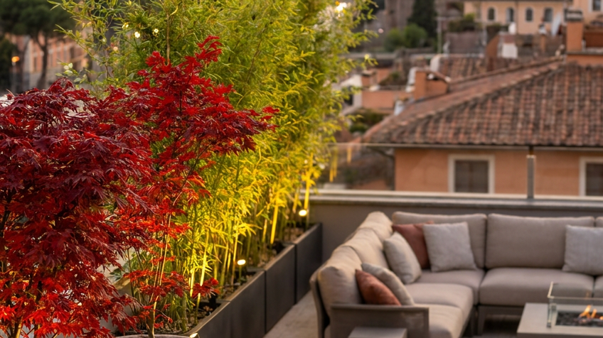 Progettazione Terrazzi e Attici di Lusso a Roma: Privacy Assoluta e Design Zen con il Bambù